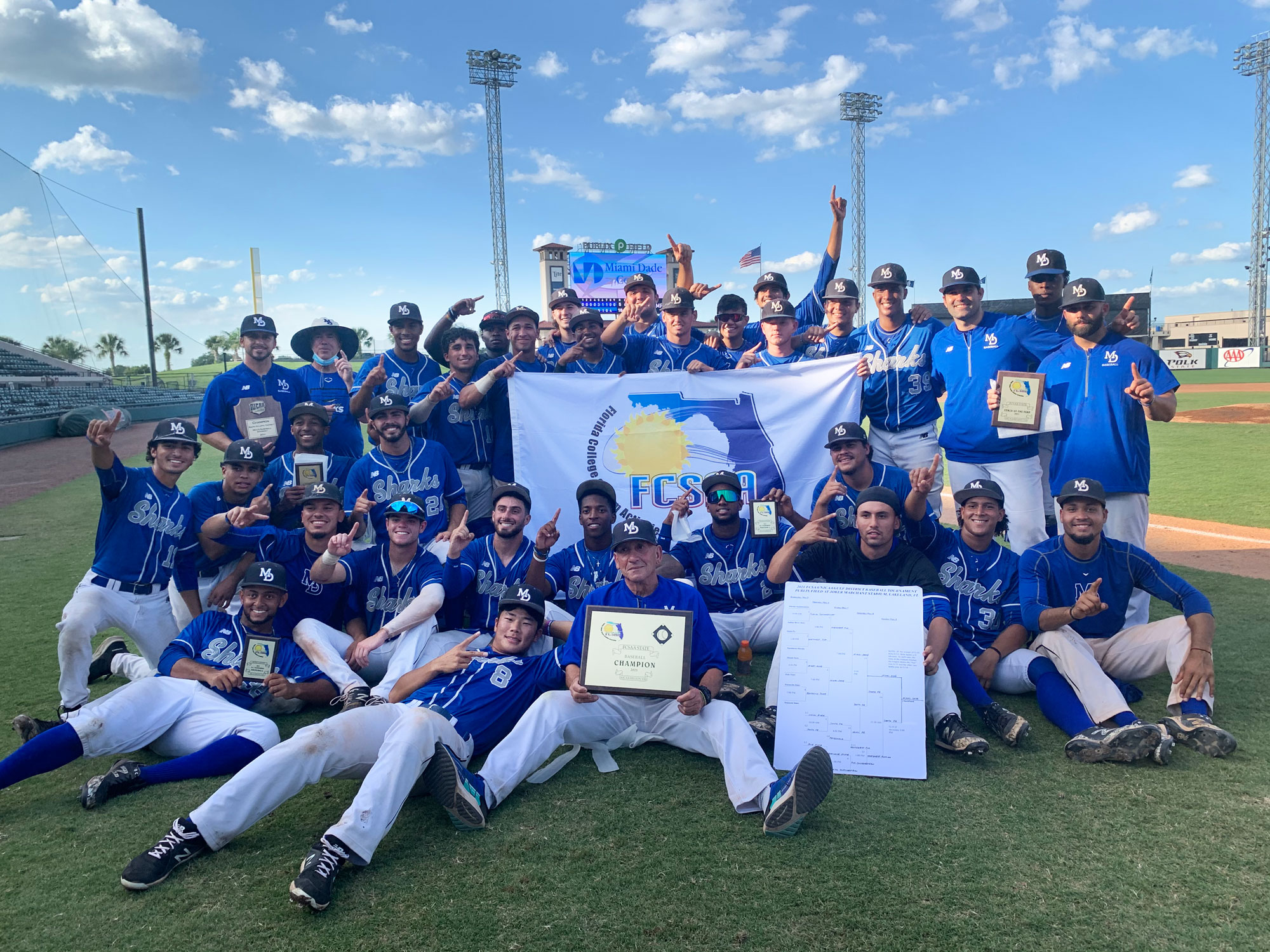 The 2021 MDC baseball team celebrating their victory